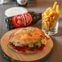 Duży burger, frytki + Zakopiańczyk